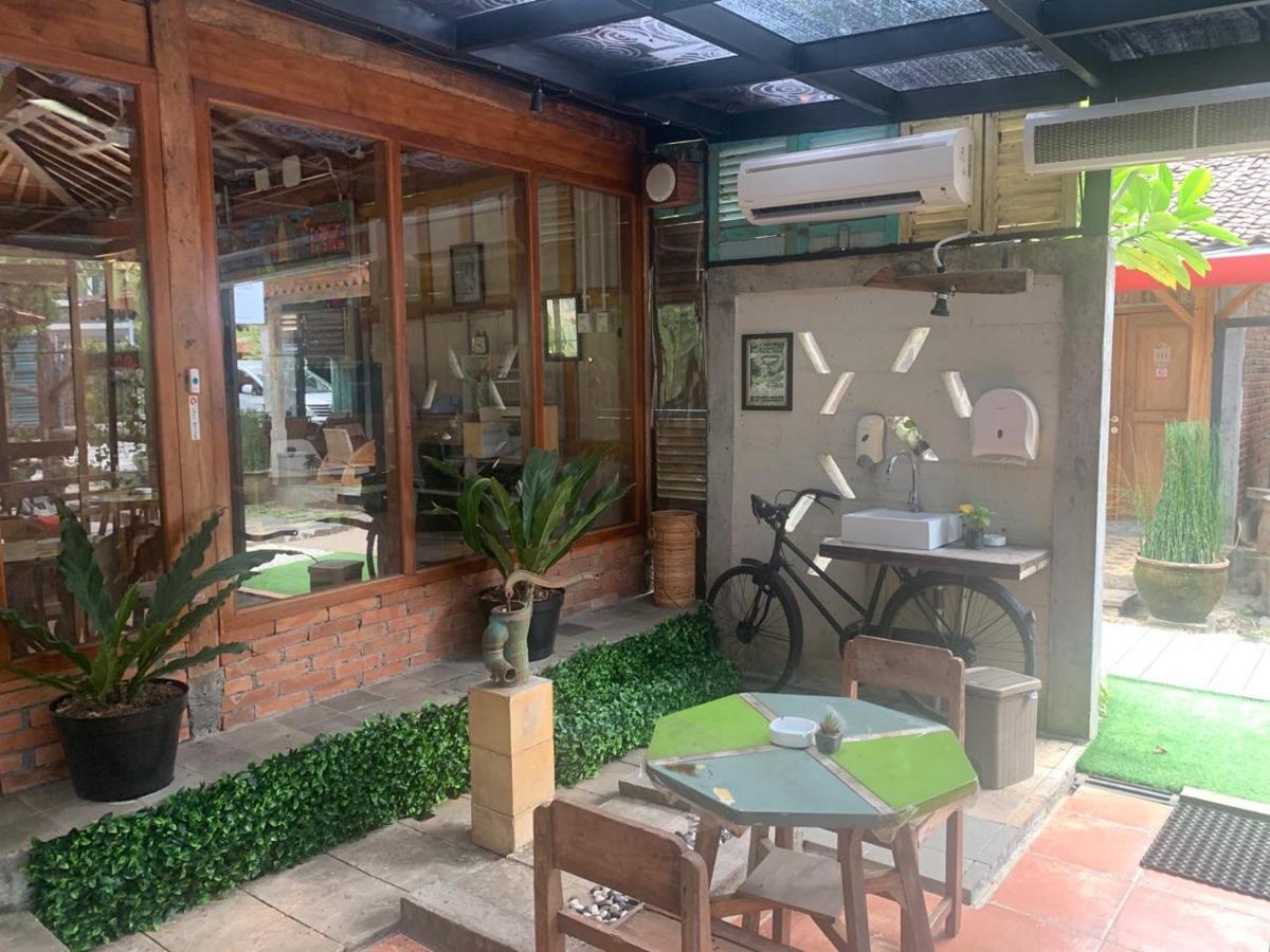 Kampung Lawasan Heritage Cottage Maguwo Esterno foto