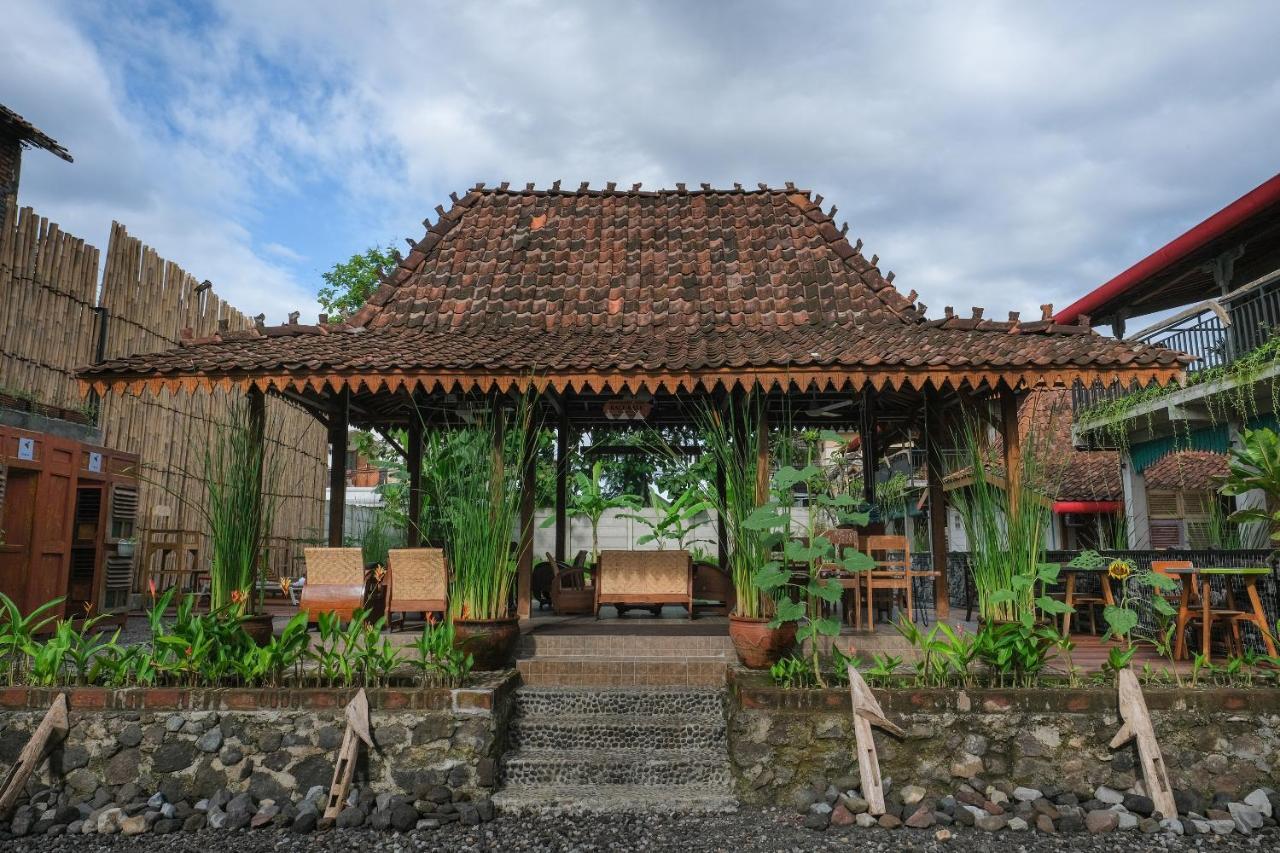 Kampung Lawasan Heritage Cottage Maguwo Esterno foto