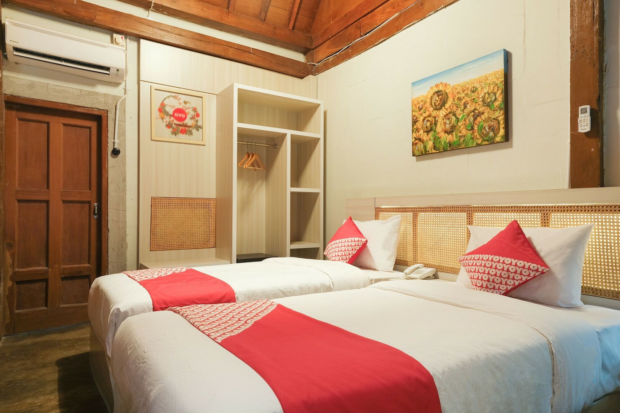 Kampung Lawasan Heritage Cottage Maguwo Esterno foto