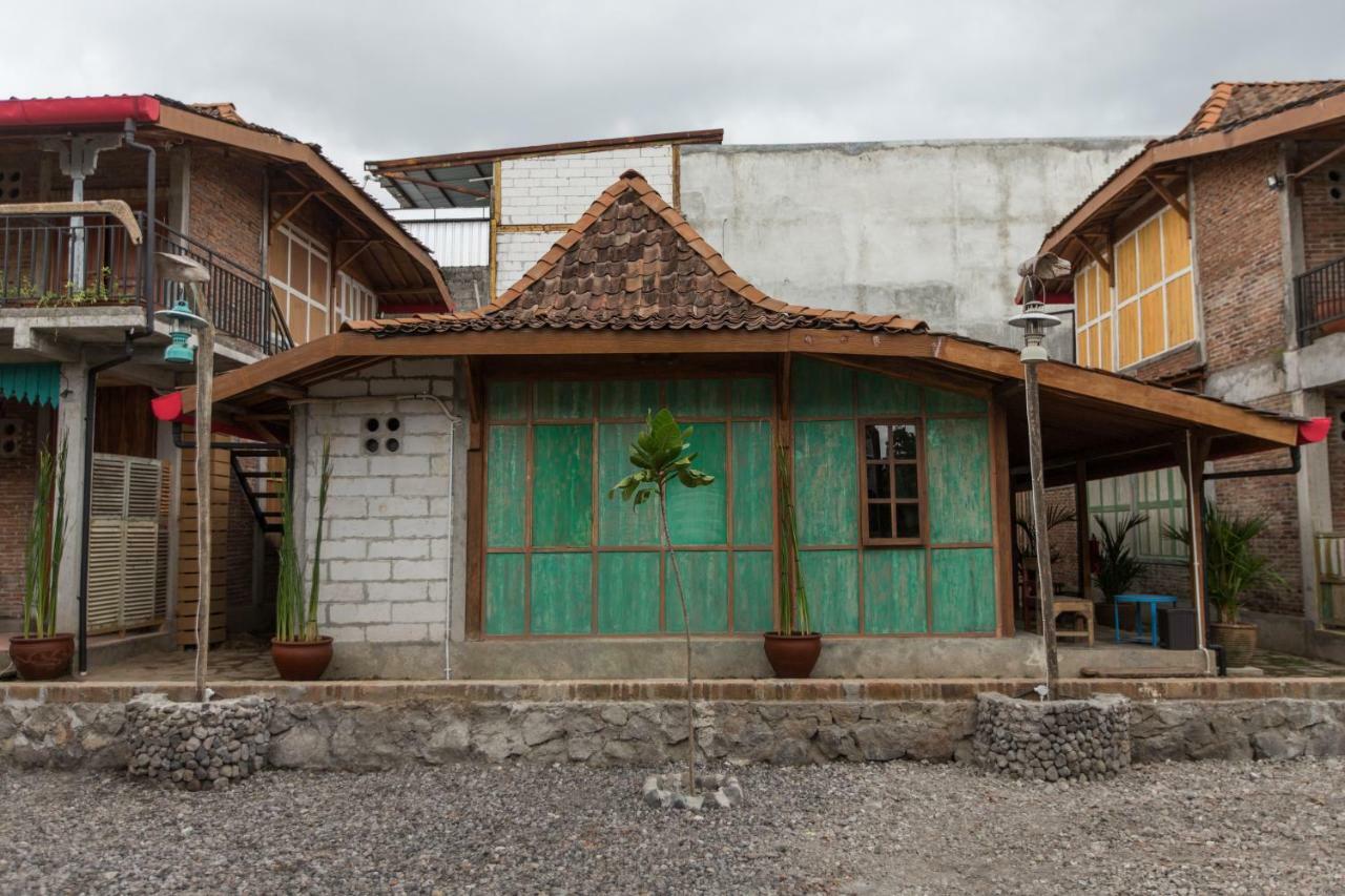 Kampung Lawasan Heritage Cottage Maguwo Esterno foto