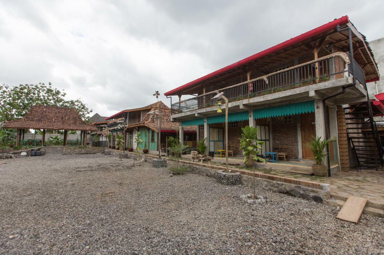 Kampung Lawasan Heritage Cottage Maguwo Esterno foto
