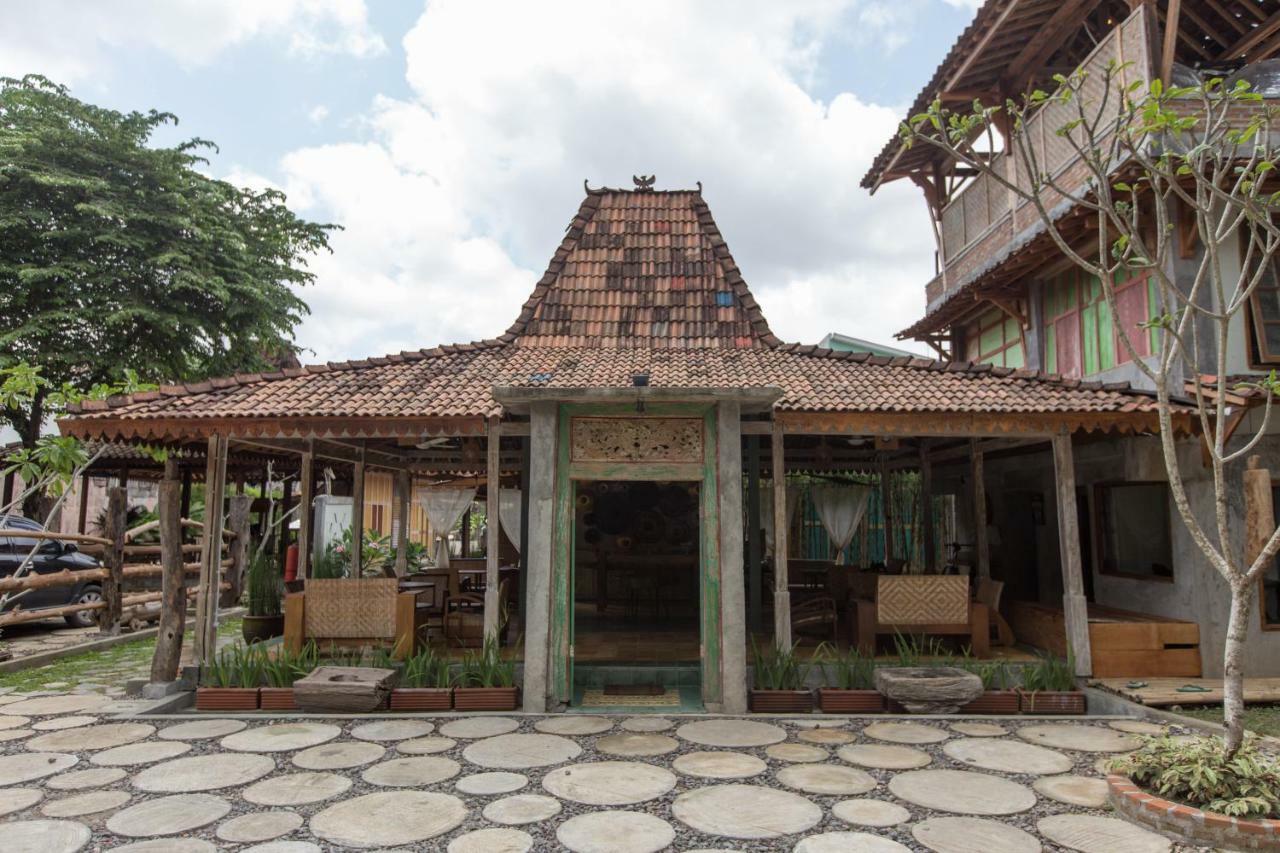 Kampung Lawasan Heritage Cottage Maguwo Esterno foto